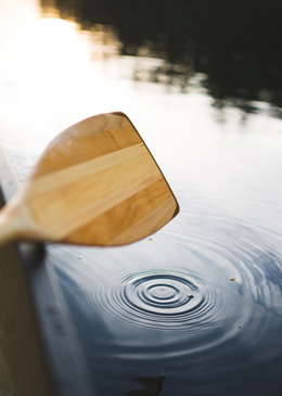 idyllic image of paddle creating water drop circle